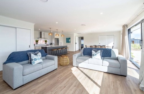 Martinborough House | Arthurs Vineyard - stunning 4 bedroom house is Pinot Grove