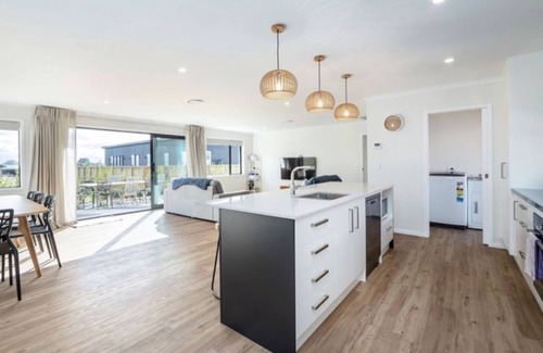 Martinborough House | Arthurs Vineyard - stunning 4 bedroom house is Pinot Grove