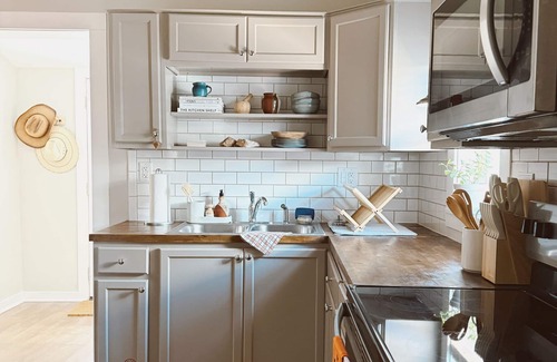 Bisbee House | Artisan Comfort: HUGE Porch, Private Yard, Dog OK