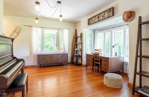 Duvall House | Artist's farm house children loft m/s Redmond, Seattle