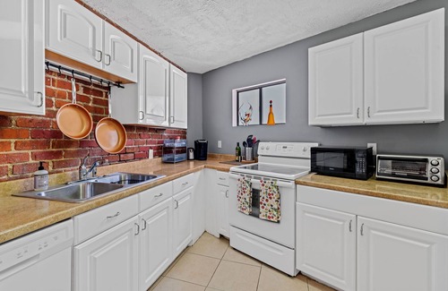 Black Mountain Apartment | Artist Sky Loft in Downtown Black Mountain, Western North Carolina