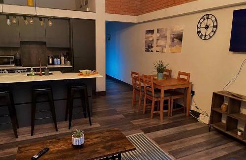 Sheffield City Centre Apartment | Artistic, Cozy, Stylish, Open Plan, City Centre 1BR