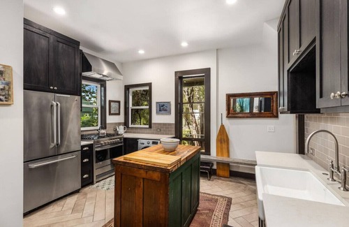 Buckman Neighborhood Apartment | Artistic Victorian Gem in a Trendy neighborhood