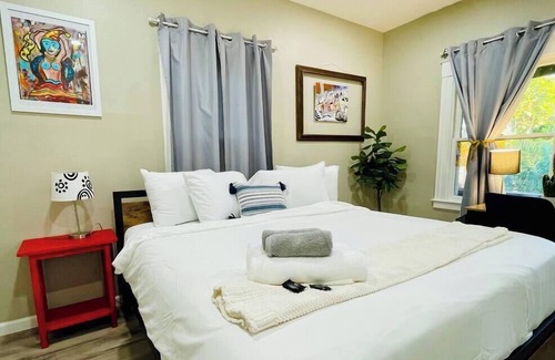 Southeastern Sacramento House | Artists Bungalow ARCADE King Beds near the beat