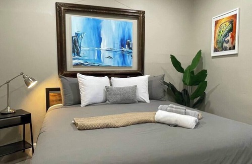 Southeastern Sacramento House | Artists Bungalow ARCADE King Beds near the beat