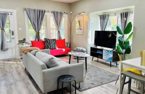Southeastern Sacramento House | Artists Bungalow ARCADE King Beds near the beat
