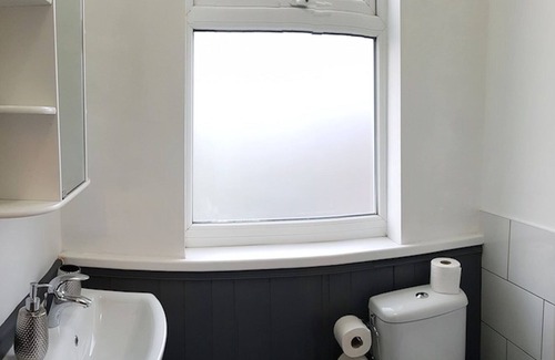 Chorlton-cum-Hardy Condo | Artists garden flat in popular Chorlton location