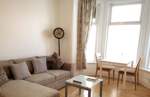 Chorlton-cum-Hardy Condo | Artists garden flat in popular Chorlton location