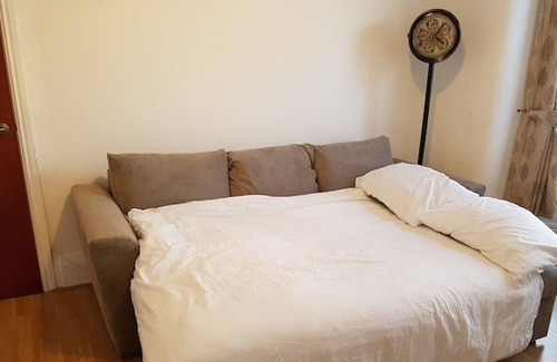 Chorlton-cum-Hardy Condo | Artists garden flat in popular Chorlton location