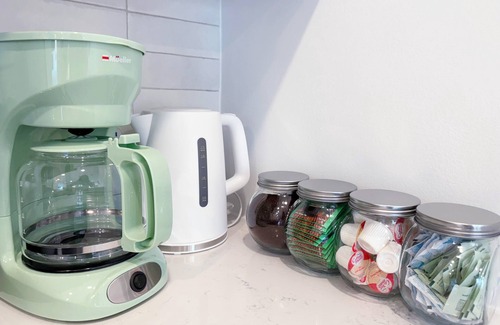 Norris Square Apartment | Artsy/Cozy/King Bed/Gym/Elevator