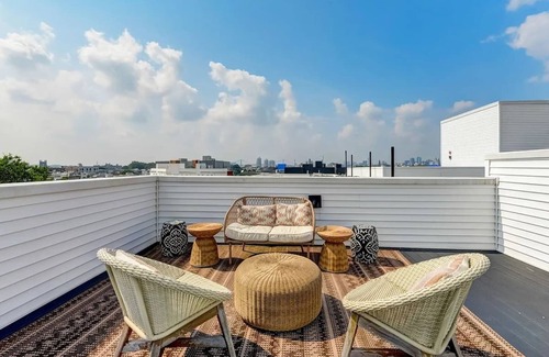 Norris Square Apartment | Artsy/Cozy/King Bed/Gym/Elevator