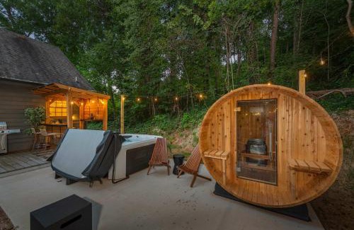 Asheville House | Ash-Villa Thrilla-Sauna-Theater-Putt Putt-Hot Tub
