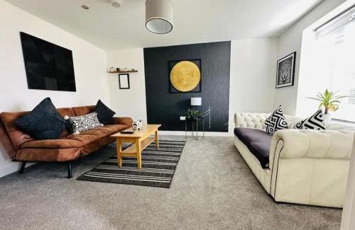 Willesborough House | Ashford Luxury House with Hot tub and Driveway Parking