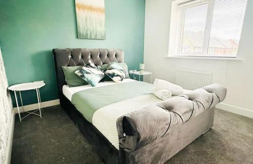 Willesborough House | Ashford Luxury House with Hot tub and Driveway Parking