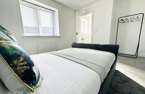 Willesborough House | Ashford Luxury House with Hot tub and Driveway Parking