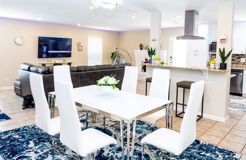 Orange Park Villa | Ashwood Villa, swimming pool, backyard theater, coffee shop