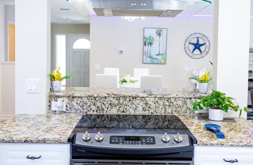 Orange Park Villa | Ashwood Villa, swimming pool, backyard theater, coffee shop