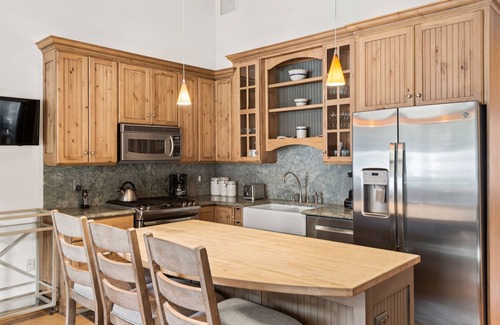 Aspen Condo | Aspen Alps Corner Deluxe 2 Bedroom, walking distance to town