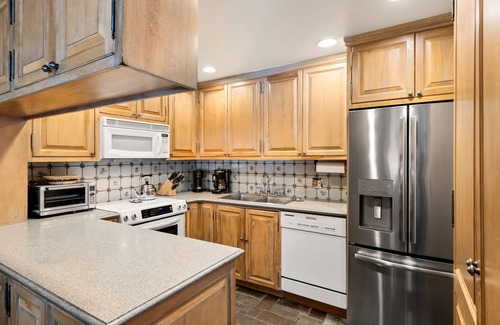 Aspen Condo | Aspen Alps Three bedroom condo - ski in/out of Aspen Mountain & Hot Tub