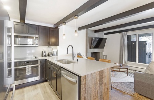 Aspen Condo | Aspen Core condo. Walk to ski runs and restaurants