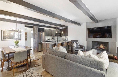 Aspen Condo | Aspen Core condo. Walk to ski runs and restaurants