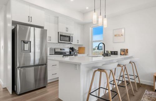 Springbank Hill House | Aspen - Town House with 2 Bedrooms, Garage Parking, AC & More!