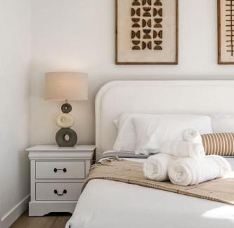 Springbank Hill House | Aspen - Town House with 2 Bedrooms, Garage Parking, AC & More!