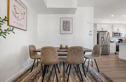 Springbank Hill House | Aspen - Town House with 2 Bedrooms, Garage Parking, AC & More!