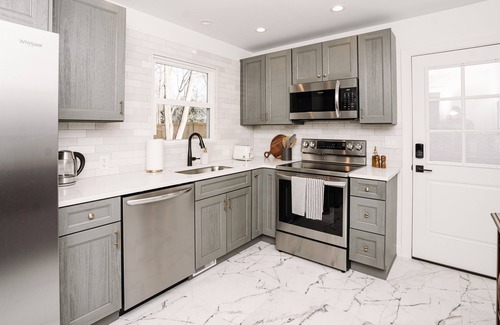 Matthews House | AstoriaHaus Walking Distance to DT Matthews