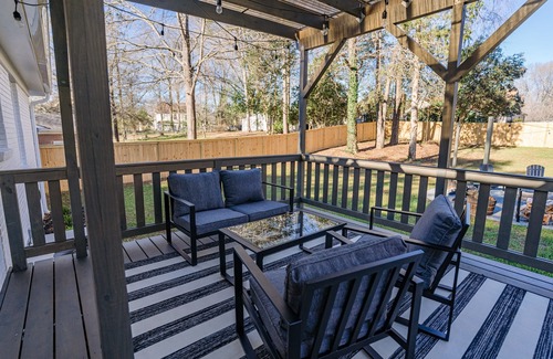 Matthews House | AstoriaHaus Walking Distance to DT Matthews