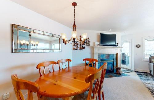 Coeur d'Alene Apartment | Astounding Arrow Point (F-101)