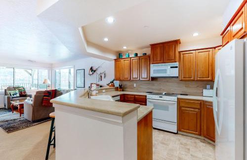 Coeur d'Alene Apartment | Astounding Arrow Point (F-101)