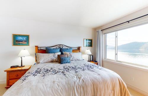 Coeur d'Alene Apartment | Astounding Arrow Point (F-101)