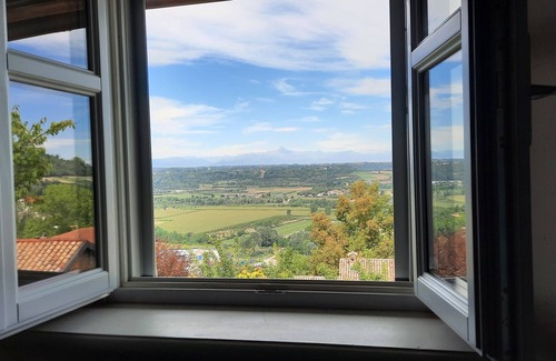 Monchiero House | At 5 of the small village at the gateway to the Langhe.