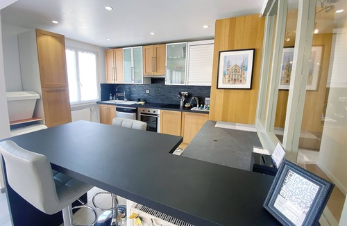 Reims Apartment | At Clém's, 8 people, private garage, wifi + Netflix