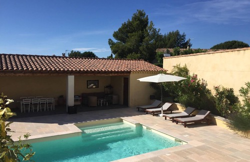 Maubec House | At the foot of the Luberon, beautiful Provencal house with pool and views of the Luberon