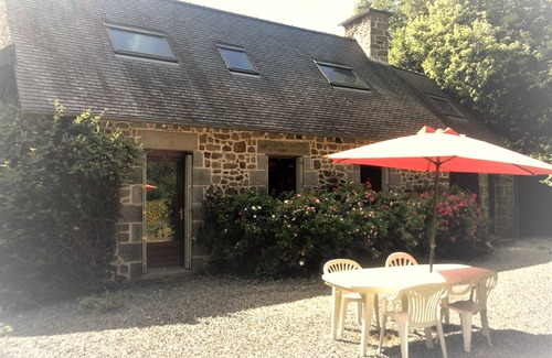 Pommerit-le-Vicomte House | At the water's edge.