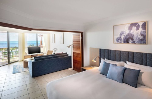 Airlie Beach Hotel | at Water's Edge Resort