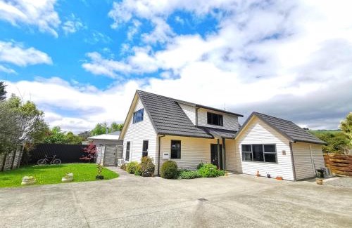 Paraparaumu House | Atarau Grove Holiday House