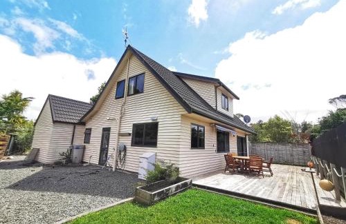 Paraparaumu House | Atarau Grove Holiday House