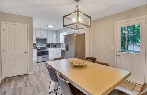 Acworth House | ATH - Cherokee County Privacy - 1+ acre and pet friendly