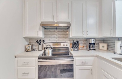 Acworth House | ATH - Cherokee County Privacy - 1+ acre and pet friendly