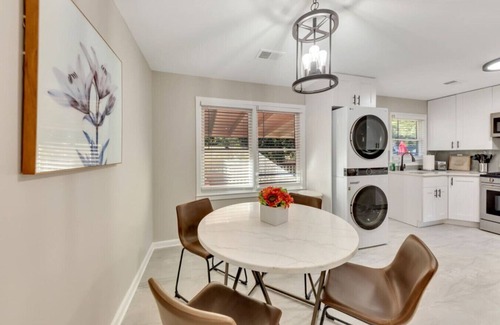 Fair Oaks House | ATH - Marietta/Smyrna convenience! Fenced yard and pet friendly. Beautiful!