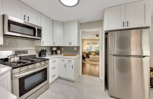 Fair Oaks House | ATH - Marietta/Smyrna convenience! Fenced yard and pet friendly. Beautiful!