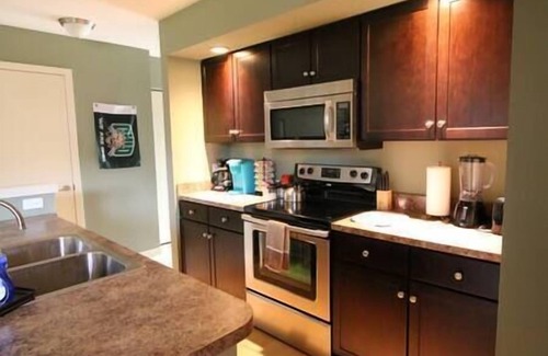 Athens House | Athens city townhouse, 2 king masters, 2.5 baths, FREE WIFI, Smart TV, 20