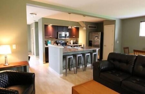 Athens House | Athens city townhouse, 2 king masters, 2.5 baths, FREE WIFI, Smart TV, 20