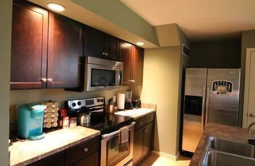 Athens House | Athens city townhouse, 2 king masters, 2.5 baths, FREE WIFI, Smart TV, 20