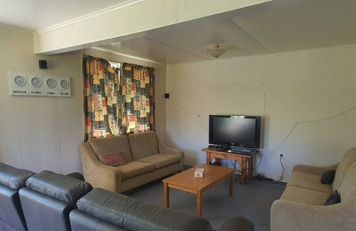 Atiamuri House | Atiamuri Village Bach - Waterskiing, Waikato River Trail
