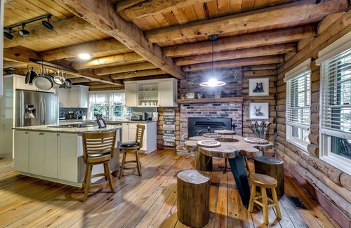 Stockbridge Cabin | Atlanta Getaway 4-BR Cabin W/Swimming Pool, Hot Tub, Game Room, High-Speed WiFi