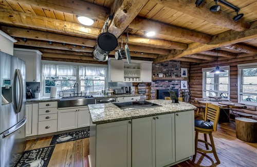 Stockbridge Cabin | Atlanta Getaway 4-BR Cabin W/Swimming Pool, Hot Tub, Game Room, High-Speed WiFi